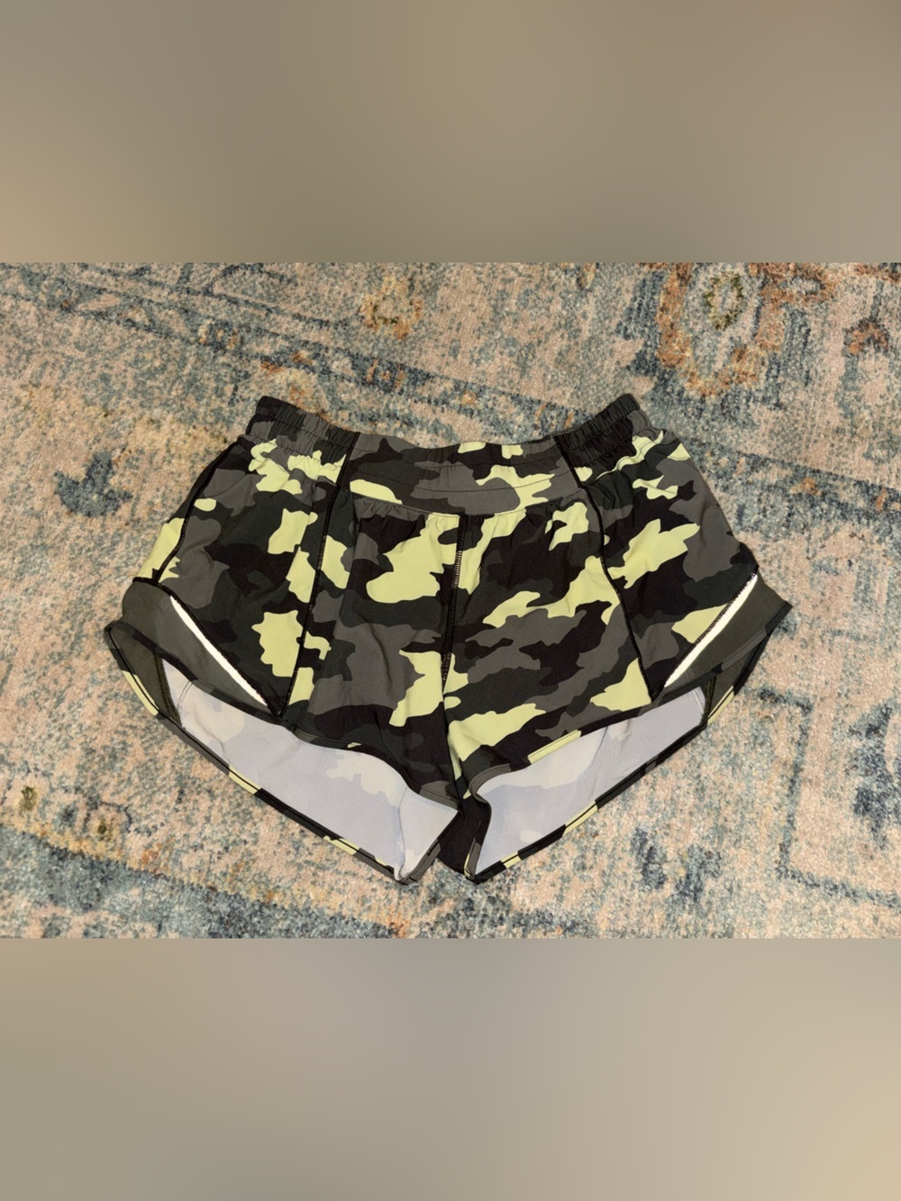 Lululemon hotty hot 2.5” shorts